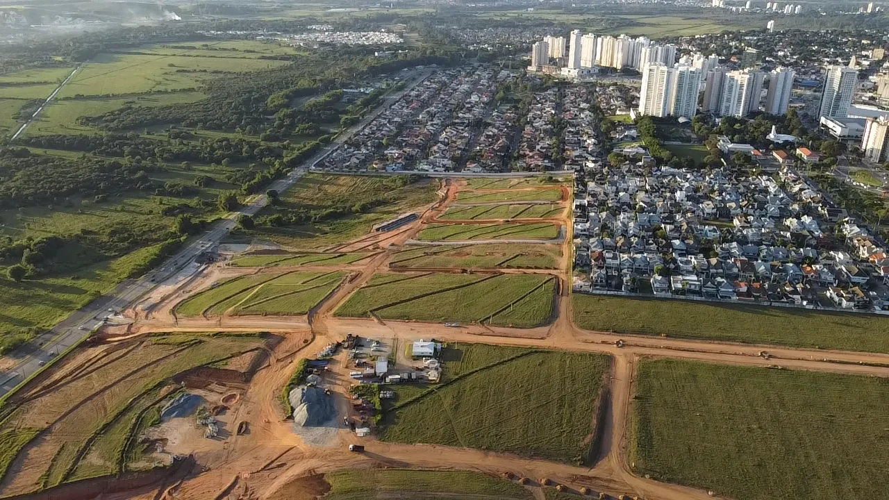 Vista aérea por drone do canteiro de obras do Parque Una — Maio 2025