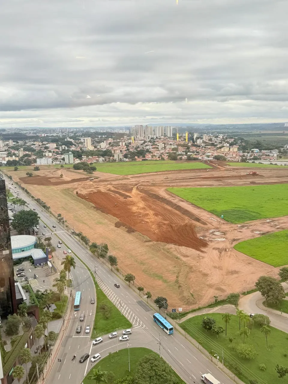 Obra Parque Una — terraplanagem vista da Av. Cassiano Ricardo
