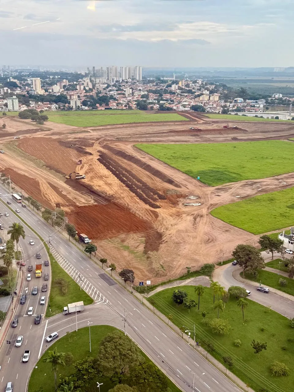 Obra Parque Una — movimentação de terra e maquinário