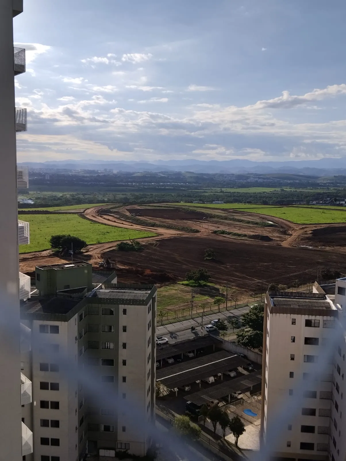 Obra Parque Una — vista do canteiro com Serra da Mantiqueira ao fundo